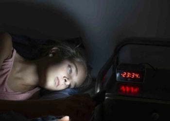 Ragazza allo smartphone, Credit iStockphoto