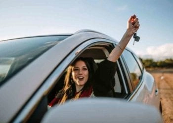 Ragazza in auto, Credit iStockphoto