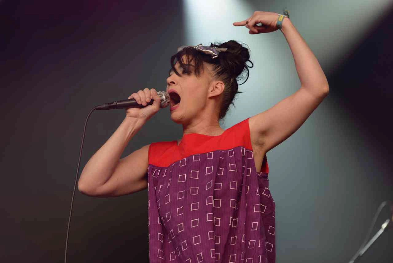 Kathleen Hanna, Bikini Kill, in concerto. Credits Flickr