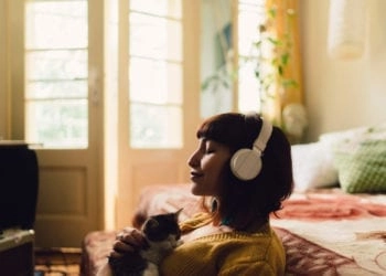 Ragazza con gattino che ascolta musica