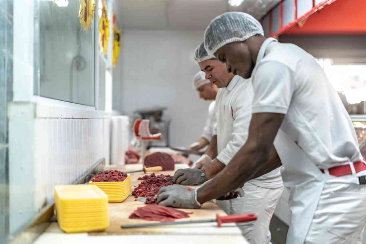 Operai al lavoro in un centro di macello, Credits iStockPhoto