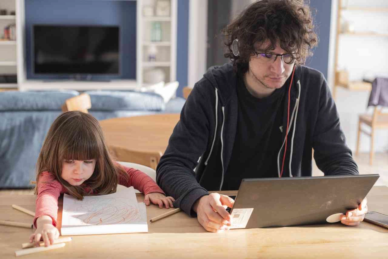 Lavoratore in smart working che bada a suo figlio, Credits iStockPhoto