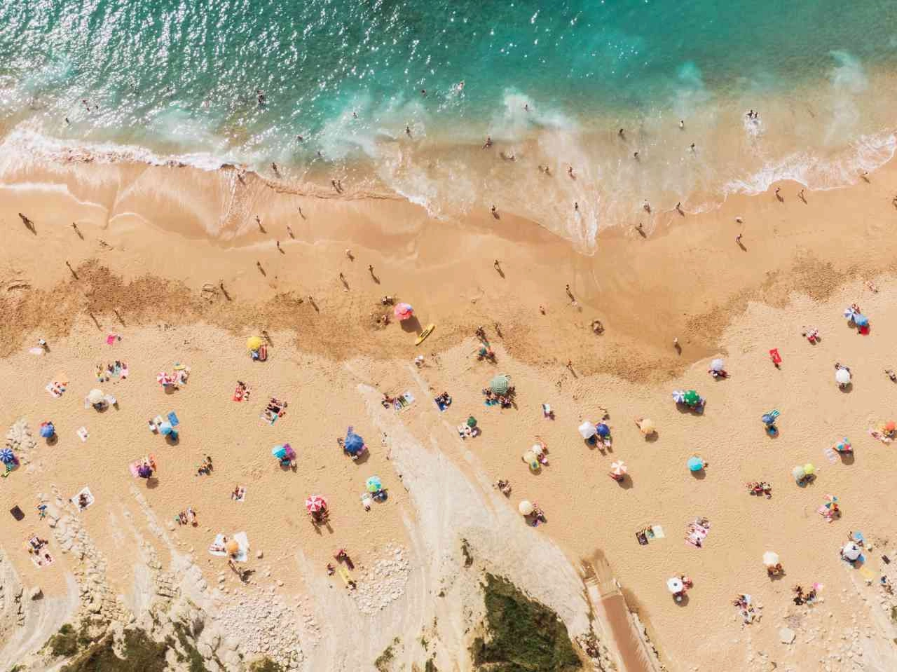 In spiaggia col distanziamento sociale, Credits iStockPhoto