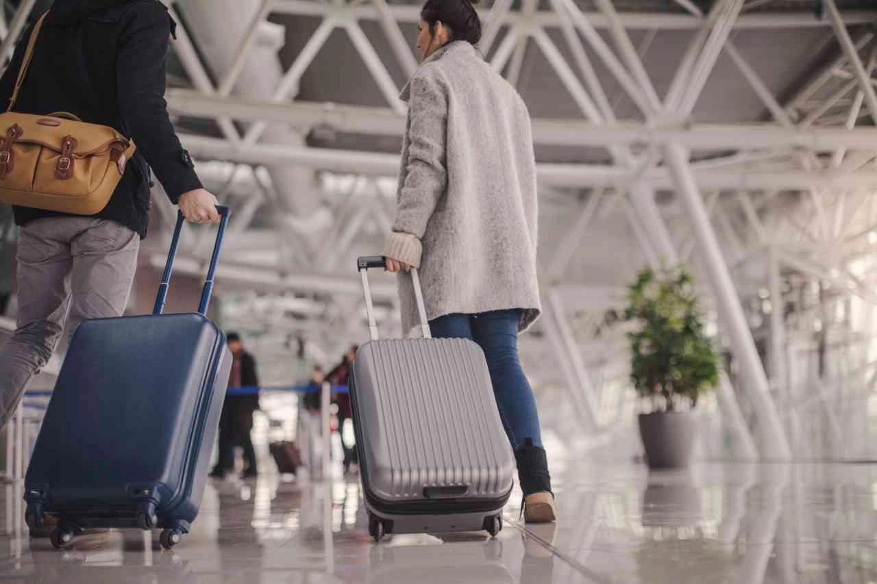 Aeroporto, bagalio a mano, Credits iStockPhoto