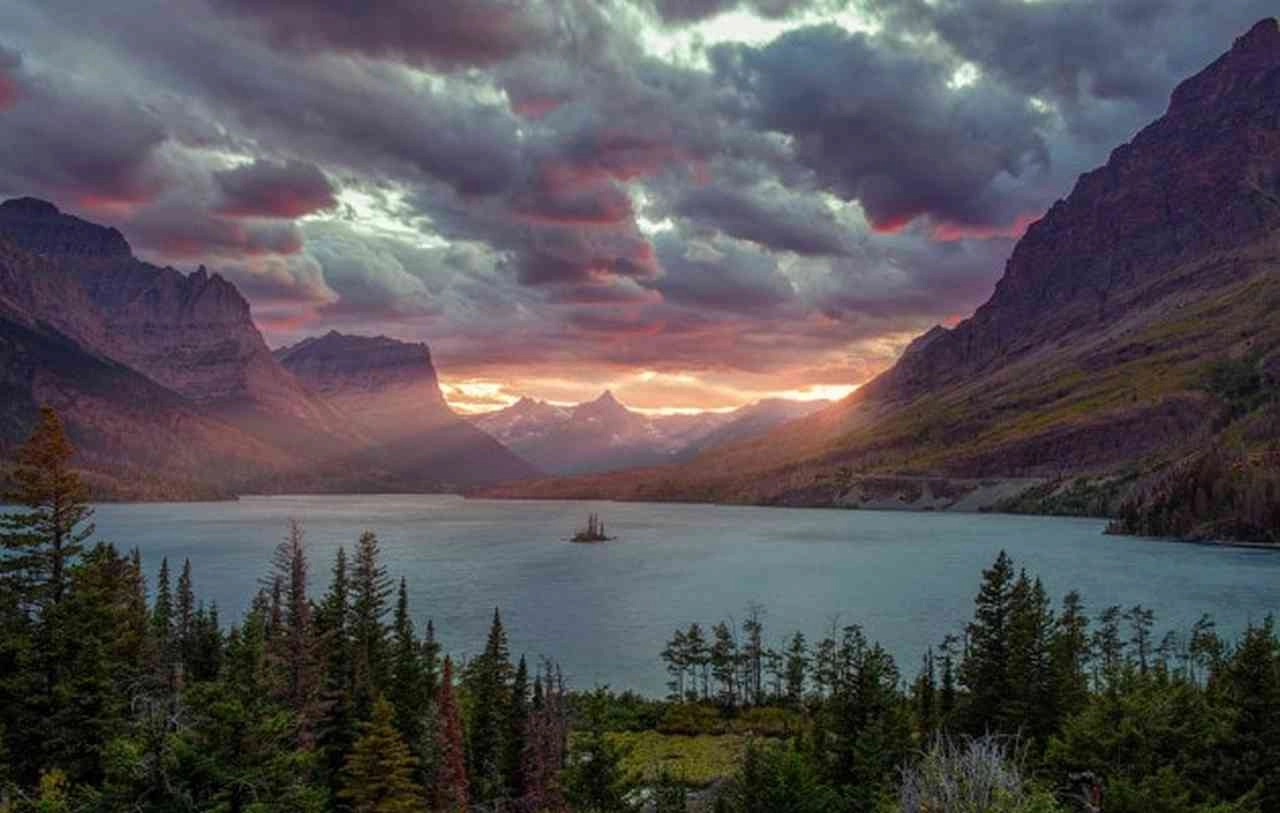 St. Mary Lake, la foto incriminata. Attenzione: non scaricatela e non utilizzatela come sfondo del vostro smartphone