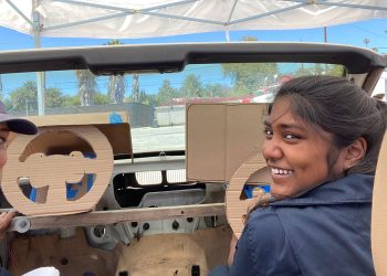 Club STEM per ragazze trasforma una BMW reale in un fantastico simulatore di corse!