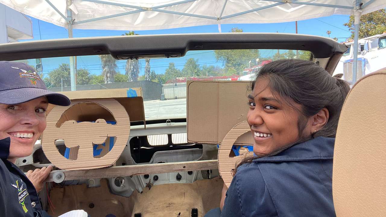 Club STEM per ragazze trasforma una BMW reale in un fantastico simulatore di corse!
