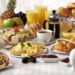 colazione sana in albergo, idee nutrizionista colazione, colazione equilibrata in vacanza, yogurt frutta e semi, toast salmone avocado